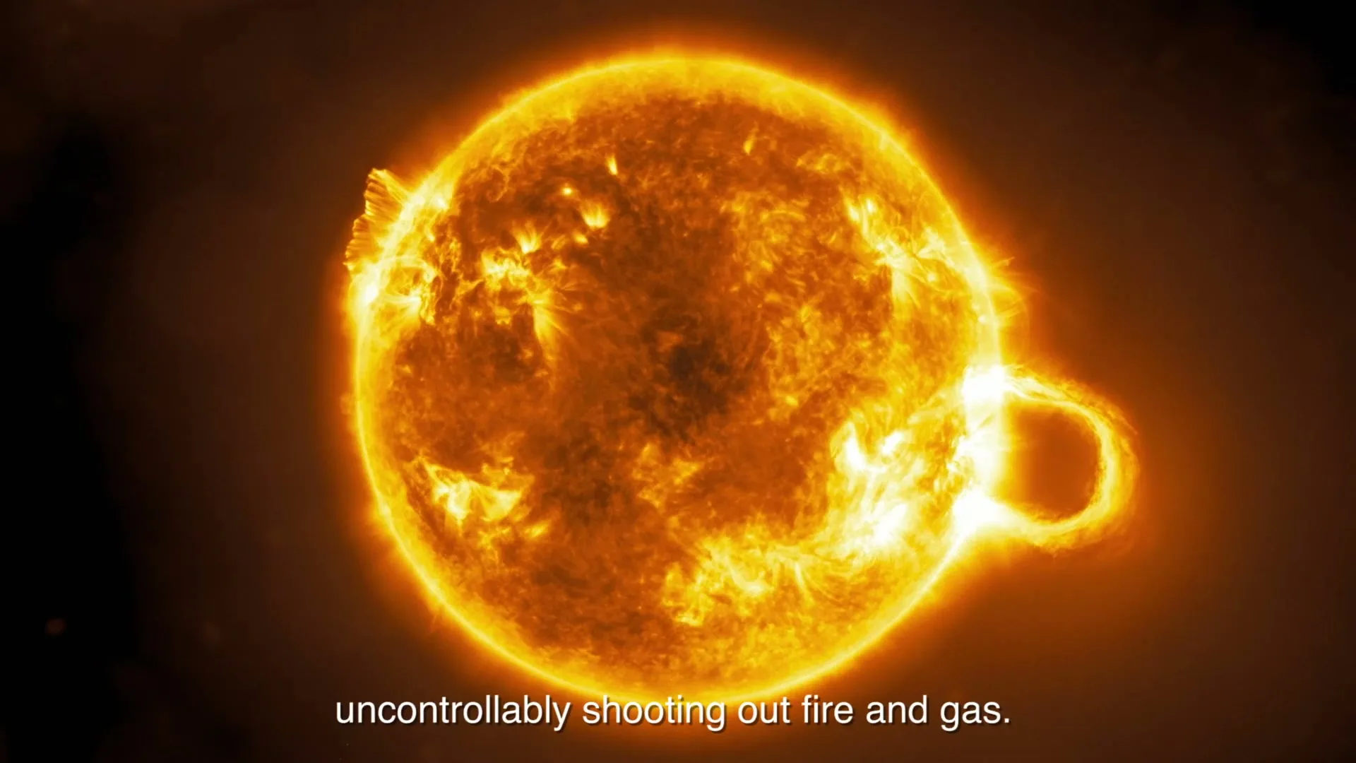 A bright, fiery sun with solar flares is shown in a wide shot, with Spanish and English subtitles describing it as an incandescent ball of fire.