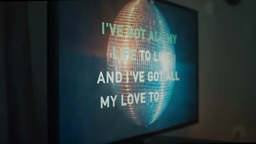 HSE "Quit" “I Will Survive” (2017), frame 6