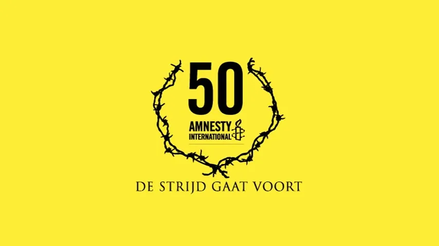 Amnesty International's 50th anniversary logo, a barbed wire wreath around "50" and "Amnesty International", is displayed on a yellow background with the Dutch text "DE STRIJD GAAT VOORT" below.