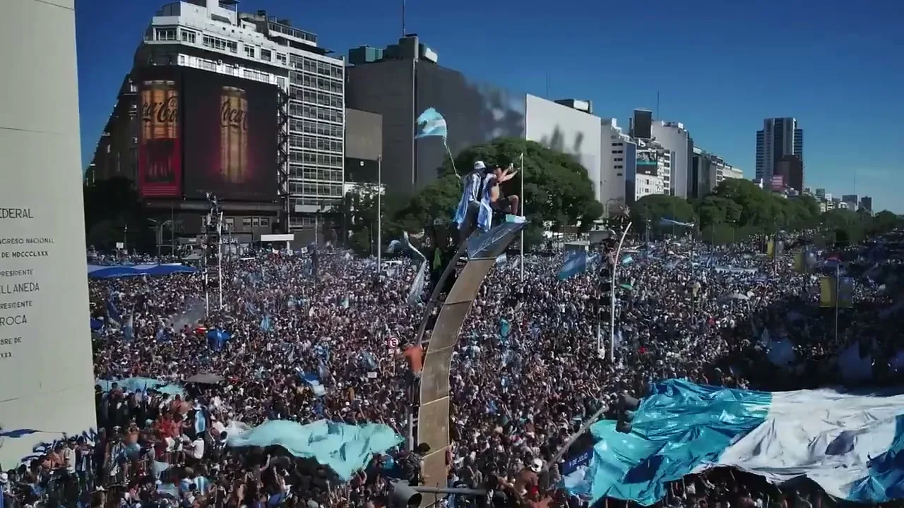 Coca-Cola “Juntos en todas” (2025), frame 6