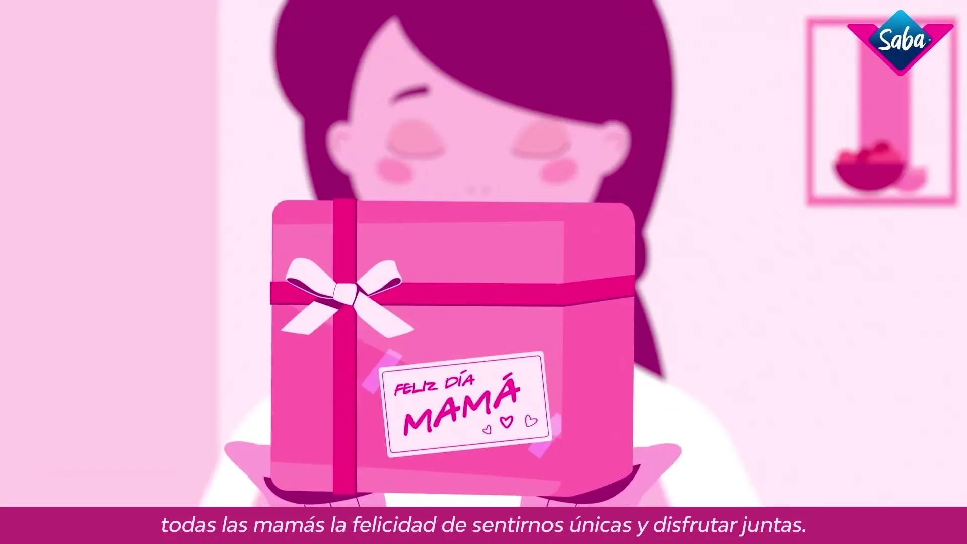 An animated woman with dark hair and a white shirt holds up a pink gift box with a white ribbon and a "Feliz Día Mamá" tag, smiling in a pink room.