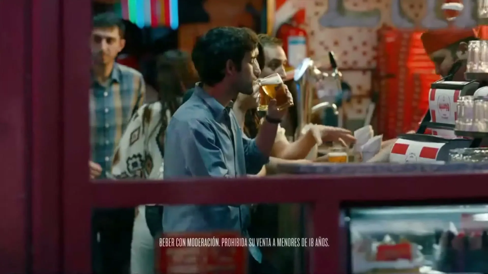 Cerveza Quilmes “Un hombre común y Corrientes” (2017), frame 5