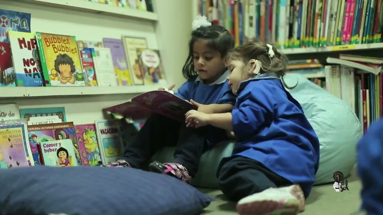 Colegio Las Lomas Oral “Oídnos” (2014), frame 3