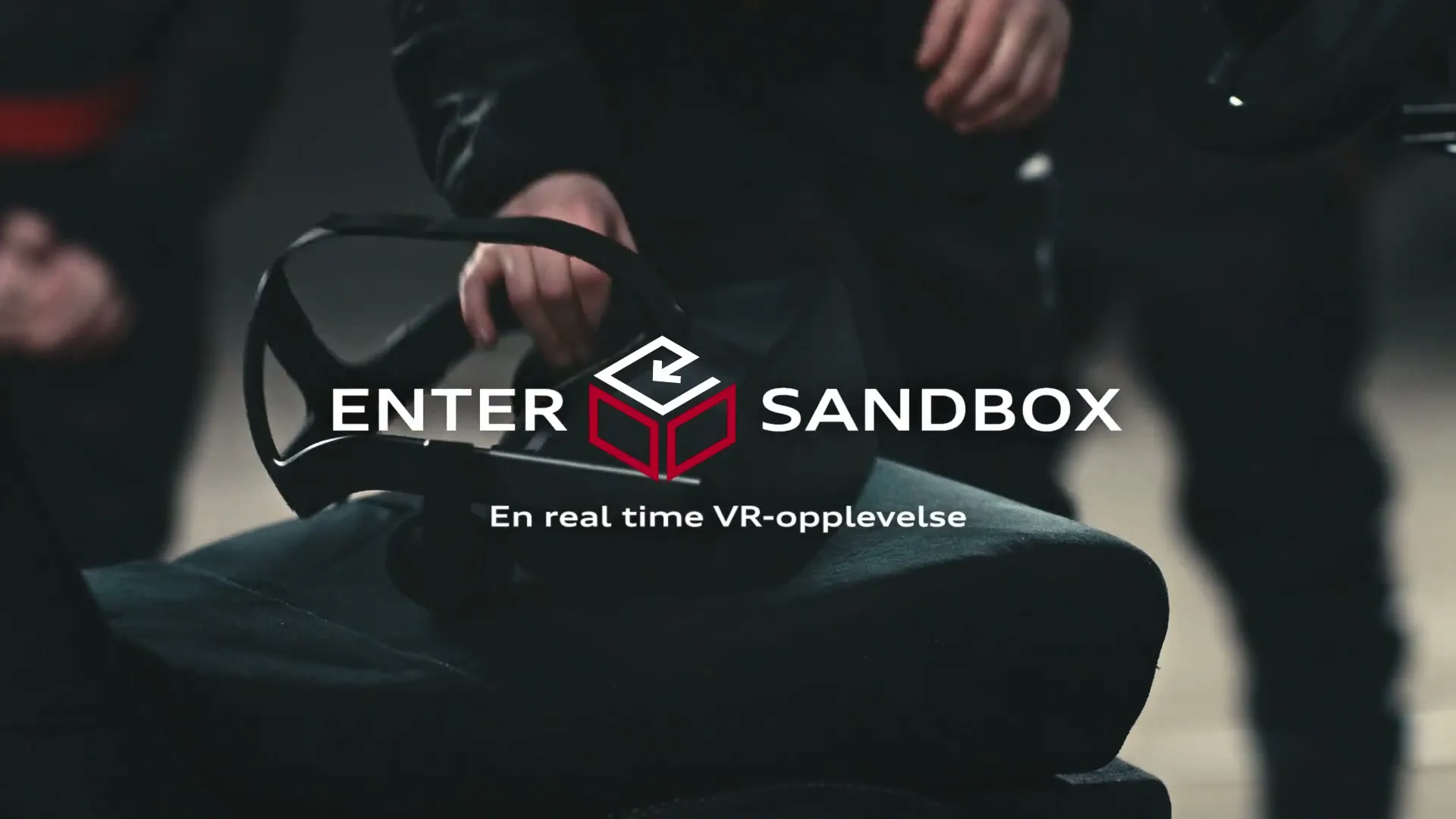 A VR headset sits on a dark surface with text "ENTER SANDBOX" and "En real time VR-opplevelse" overlaid, as people in dark clothing stand in the background.