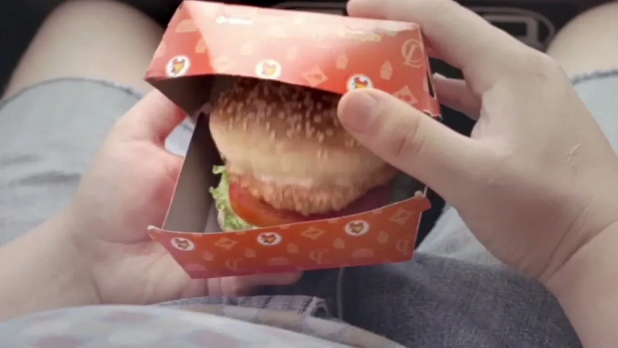 Chicken Licken “Singing Burger” (2010), frame 3