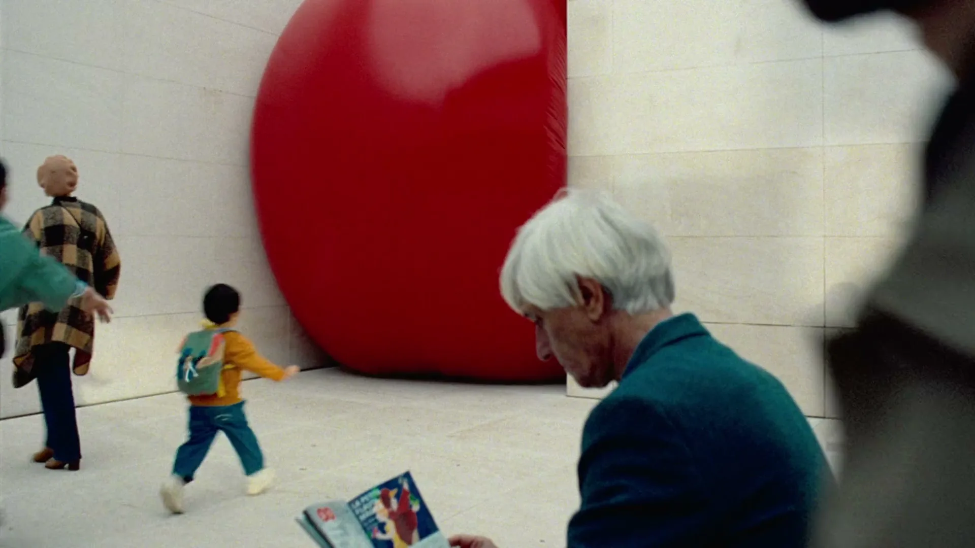 Expedia “Bubbles” (2023), frame 4
