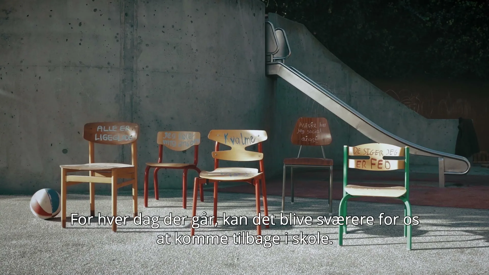 Børns Vilkår “Empty Chairs”