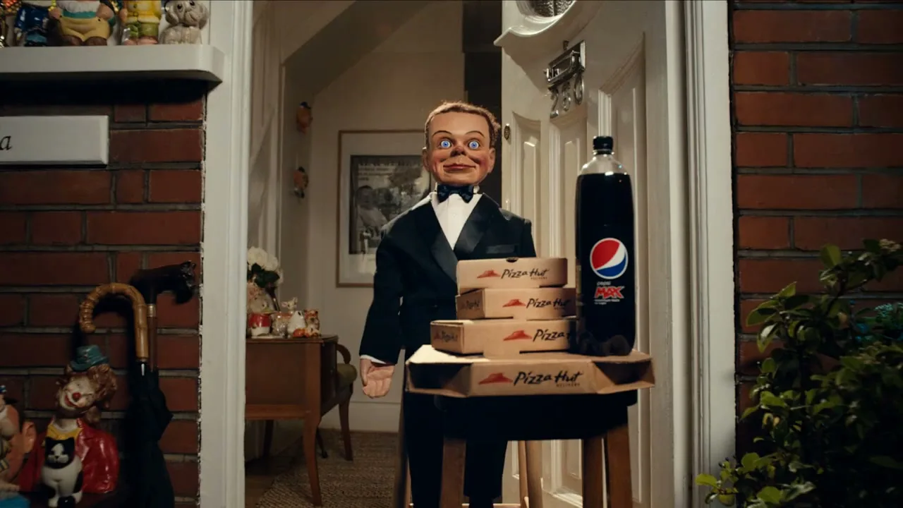 Pizza Hut "Puppet" (2016) commercial still