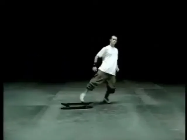 Nike “Freestyle Skateboard” (2002), frame 3