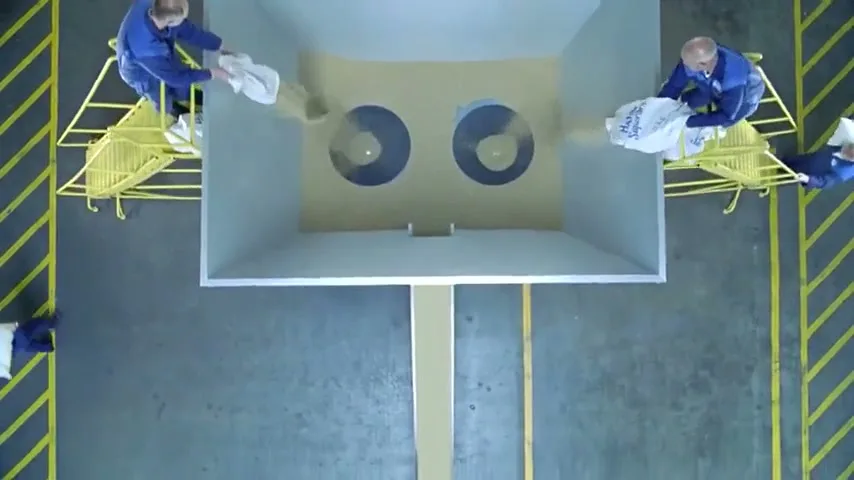 Hahn Super Dry “Super In. Super Out” (2012), frame 3