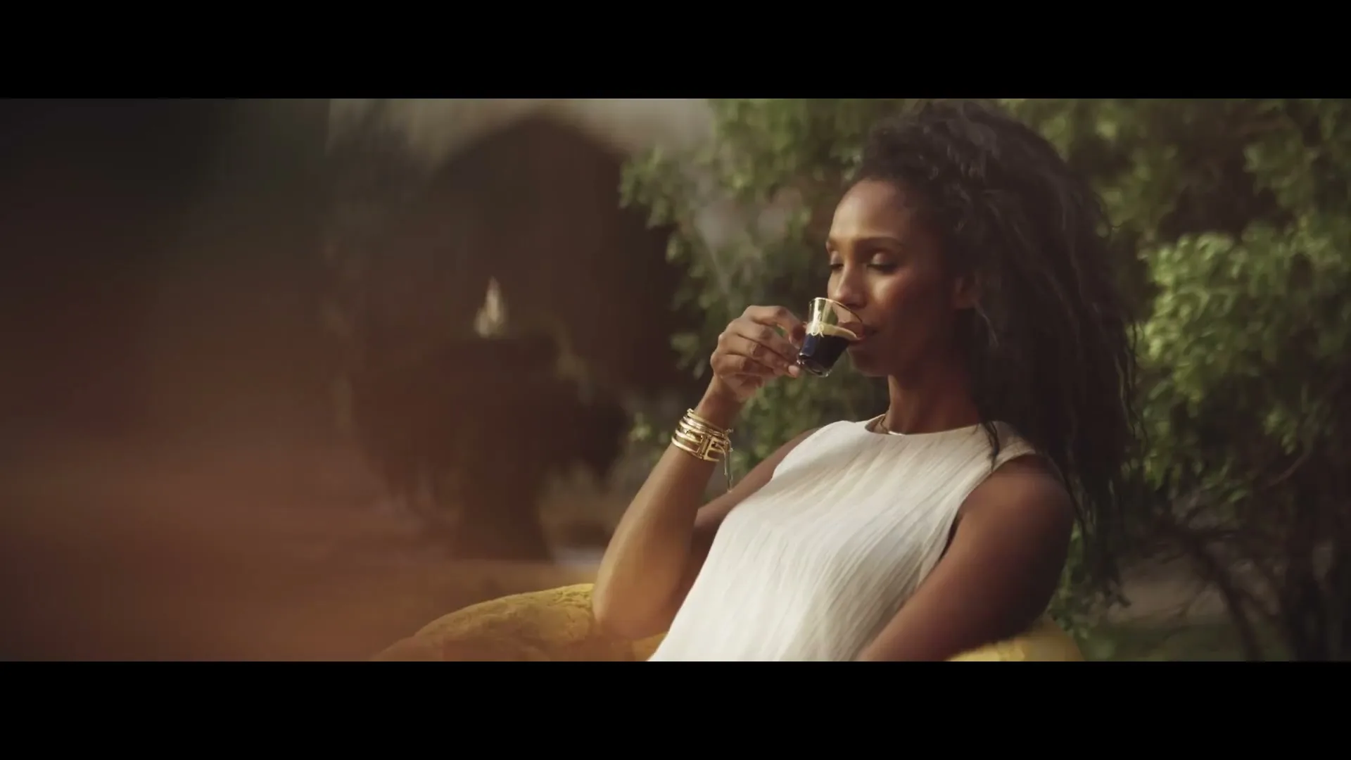 L'Or "EXPRESSO - Para. Siente. Vive" (2023) commercial still