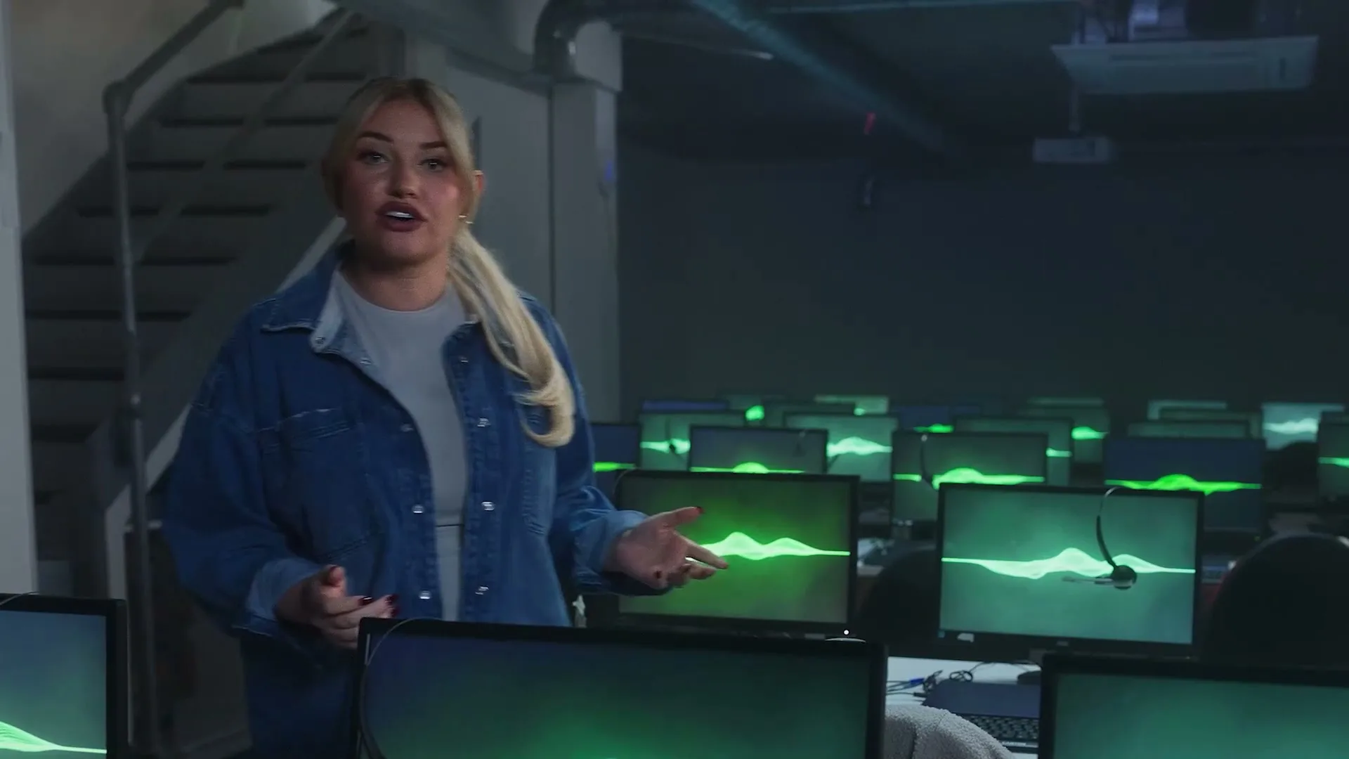 O2 “Daisy vs Scammers” (2025), frame 3
