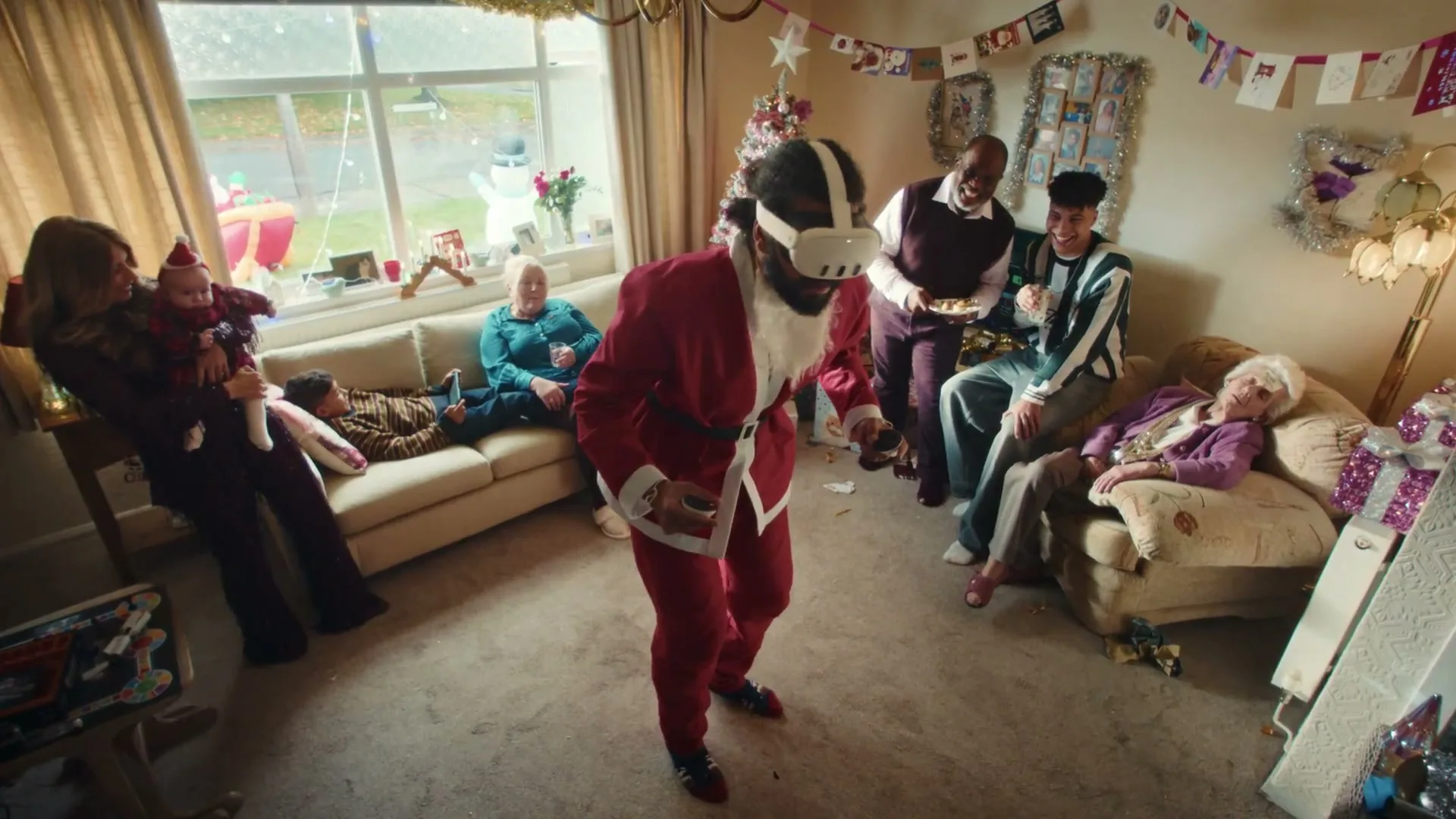 EE “Hosting & Guesting - The Christmas Double”, directed by Phoebe Arnstein
