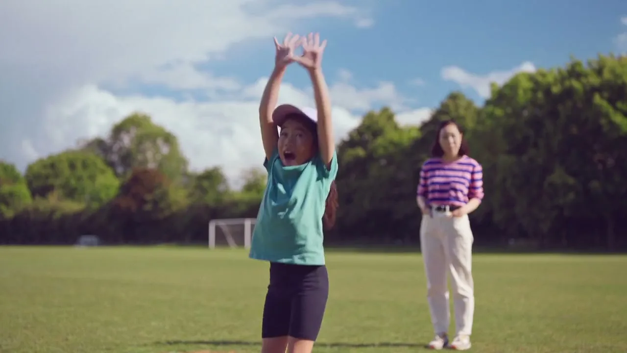 Oasis "Frisbee" (2022) commercial still