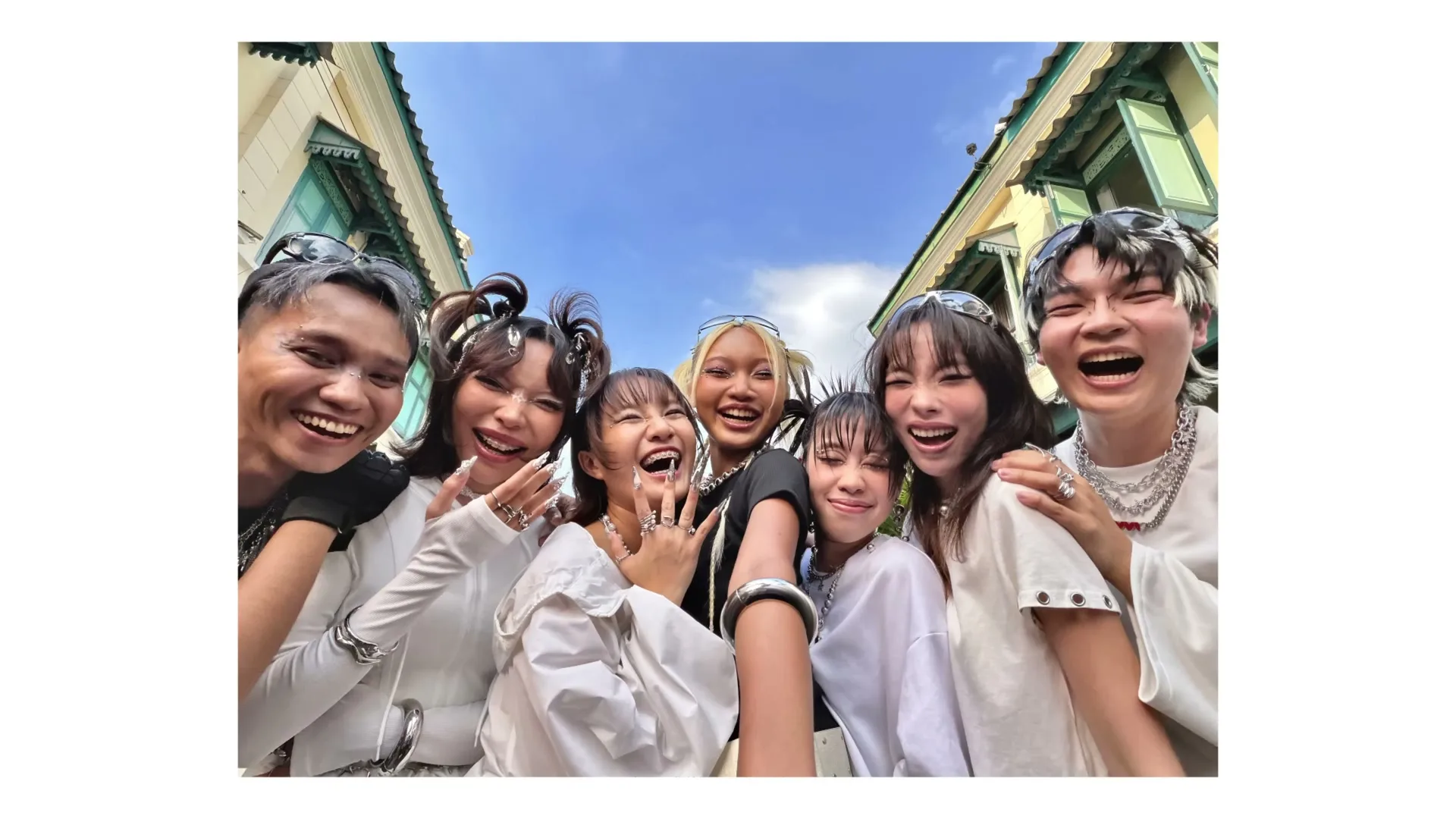 iPhone “17 Pro - Smart Group Selfies” (2026)