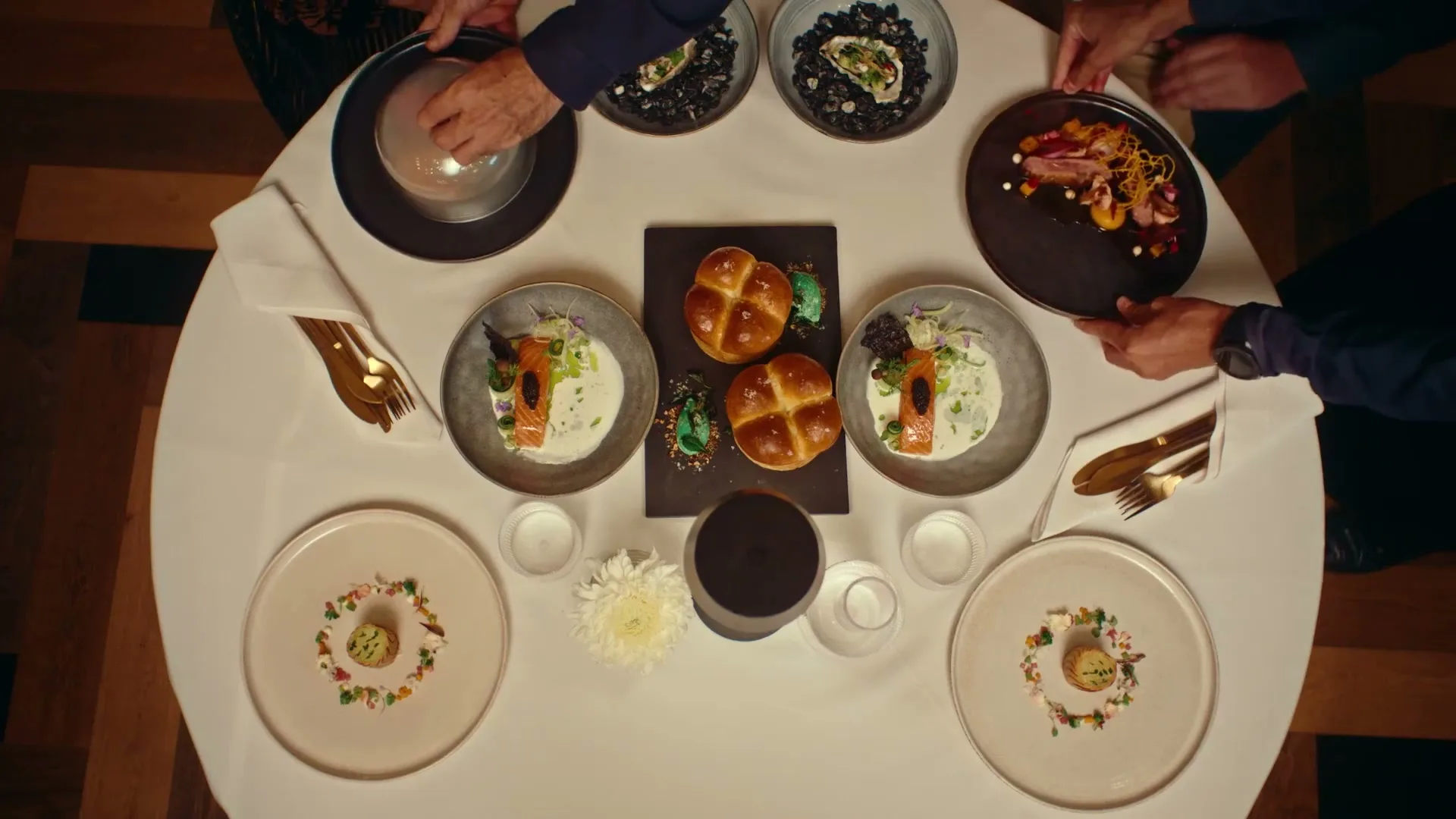 Tayto “Restaurant” (2025), frame 5