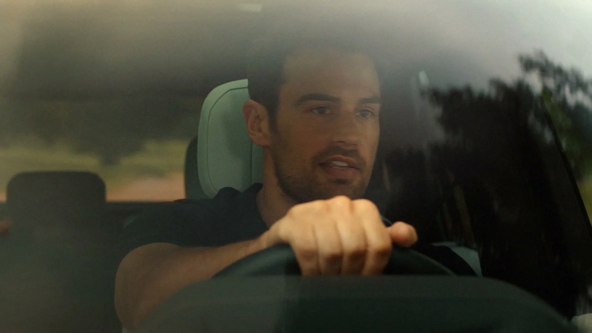 Range Rover “Sport In Velocity Blue x Theo James” (2025), frame 4
