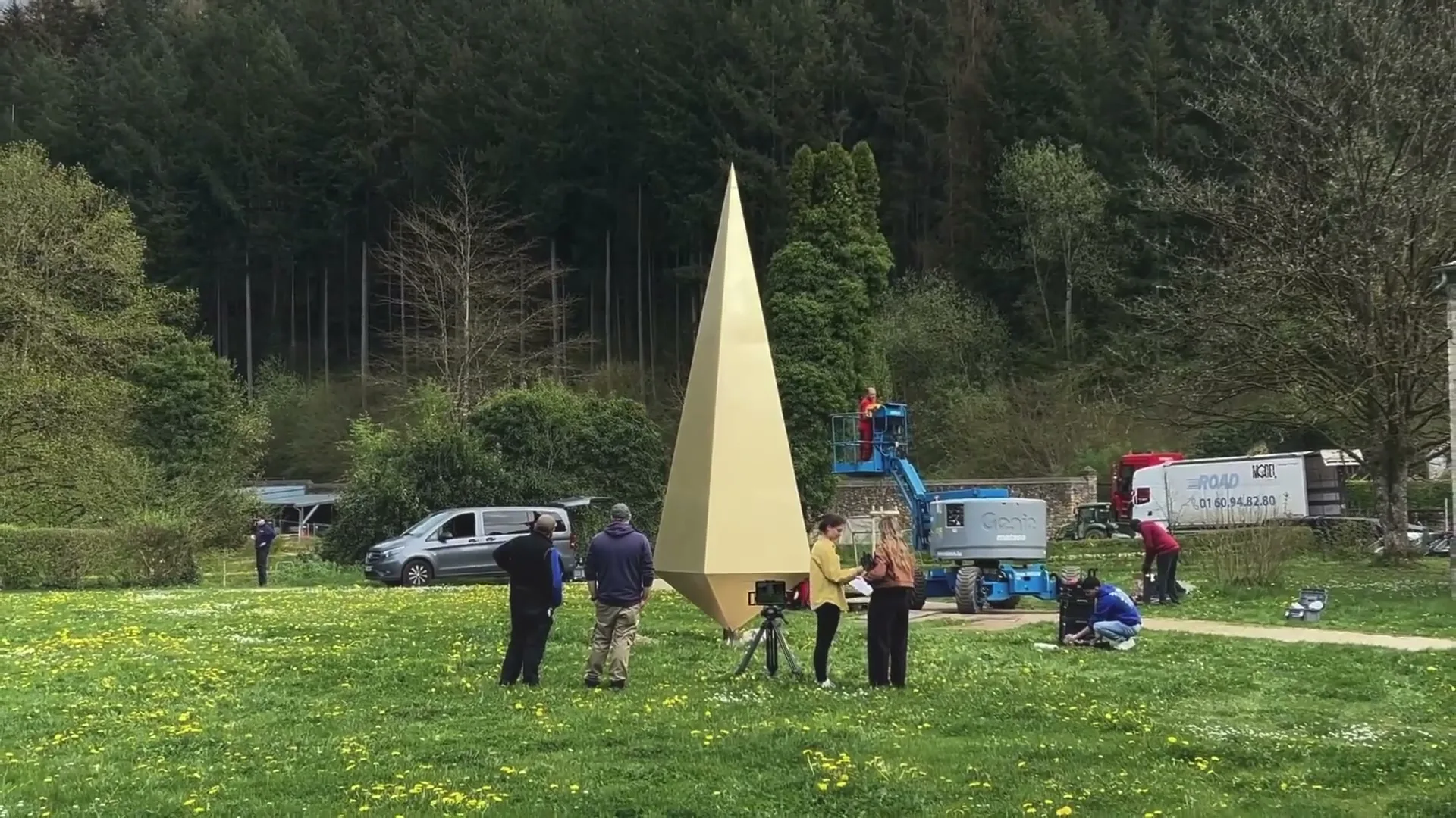 L'Arbre "Sculpture Installation" (2025) commercial still