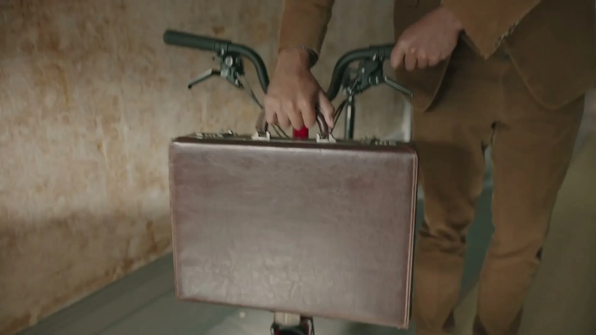 HSBC “HSBC - Merman - HSBC” (2020), frame 6