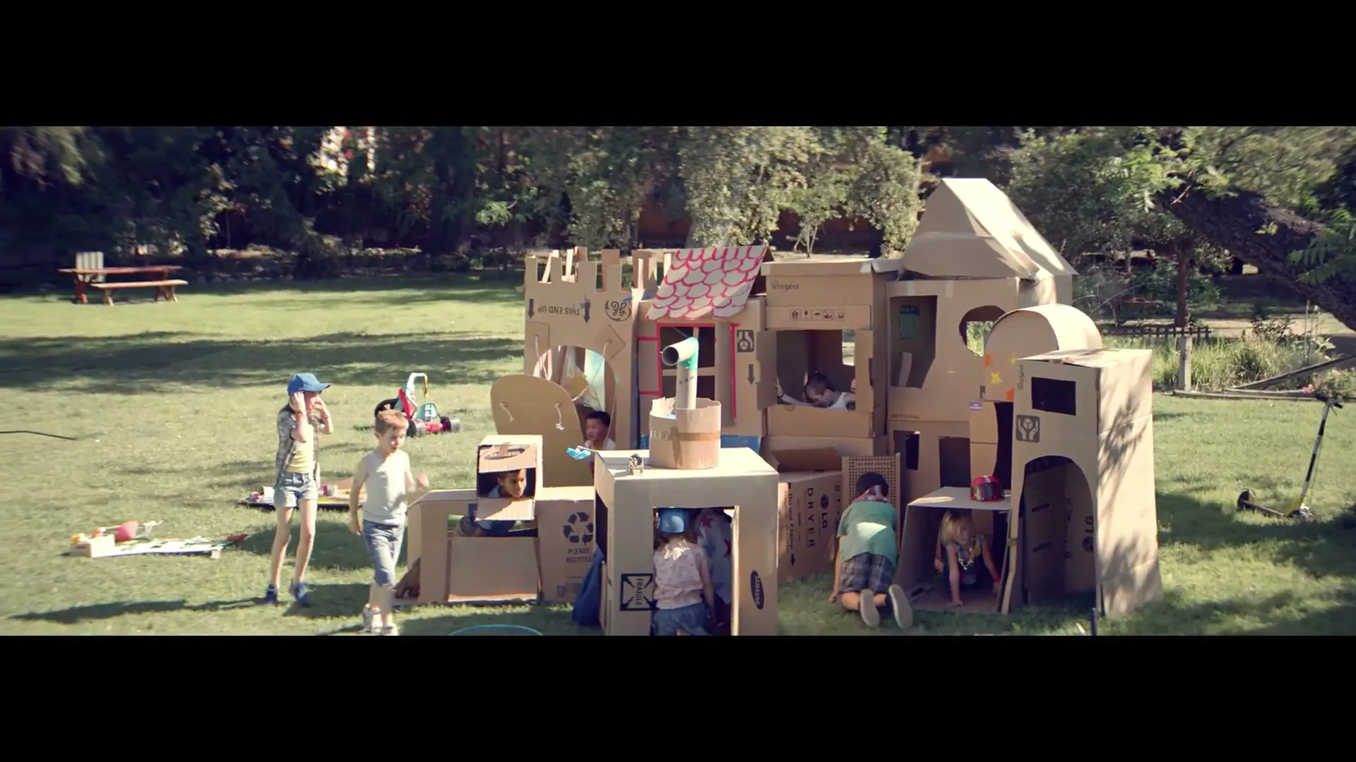 hhgregg "Happy Home - Boxes" (2014) commercial still