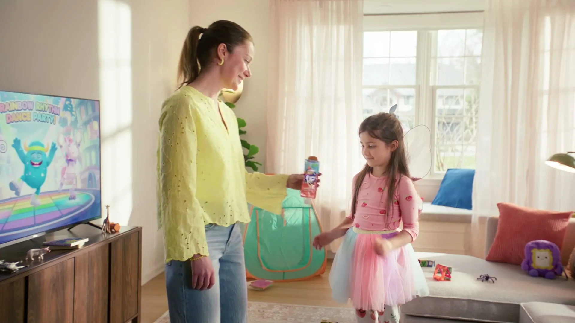 Nestle “Gerber Get’Ems Squeezies - Peach Apple Twist” (2026), frame 4