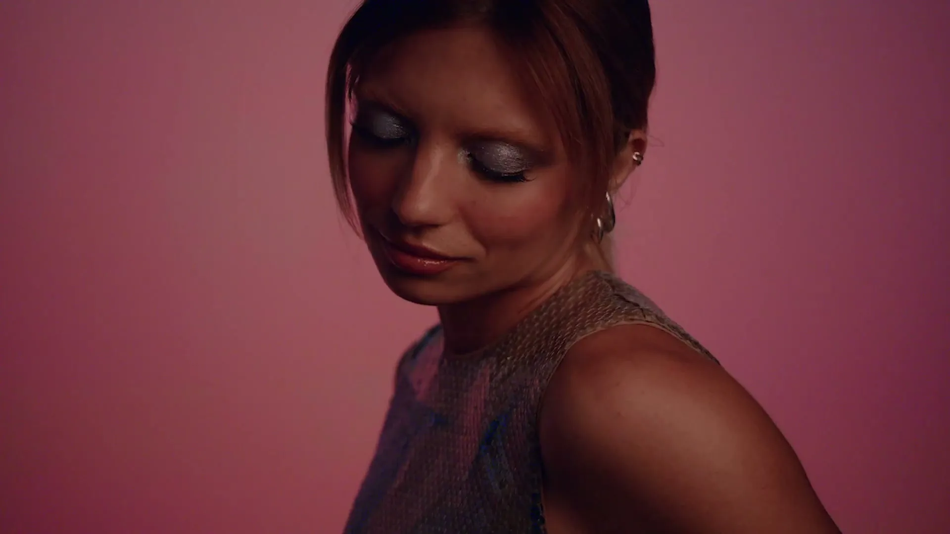 Urban Decay “Glaze-on Eyeshadow ASMR” (2025), frame 6