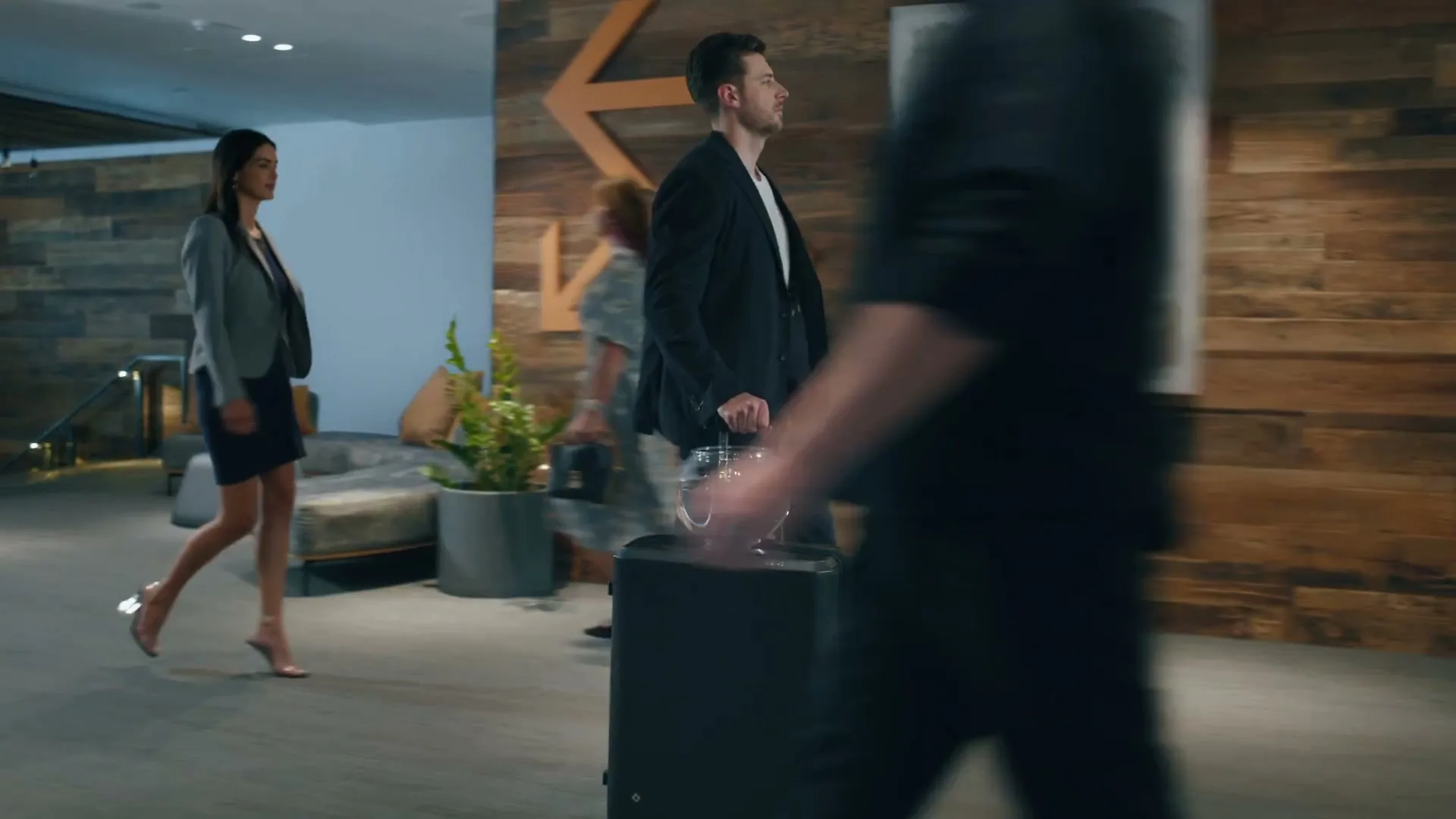 Samsonite “Campaign Film” (2024), frame 6