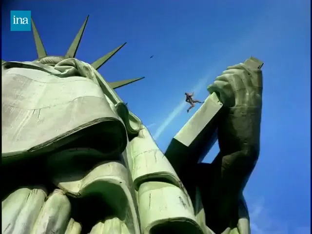 Pirelli “Carl in New York” (1996), frame 6