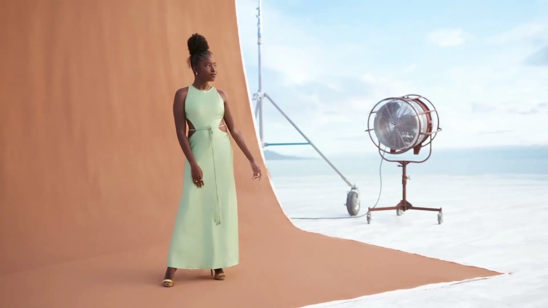 Estee Lauder “Spring 24” (2024), frame 3