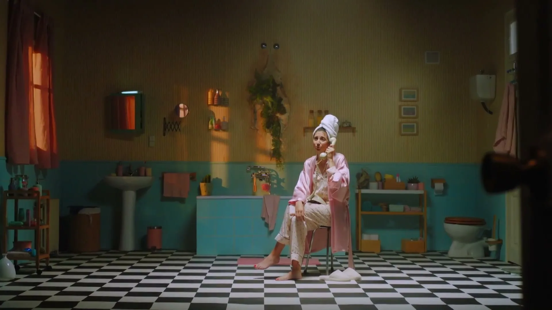 EL CORTE INGLÉS INSURANCE “The fine print Bathrooms” (2026), frame 2