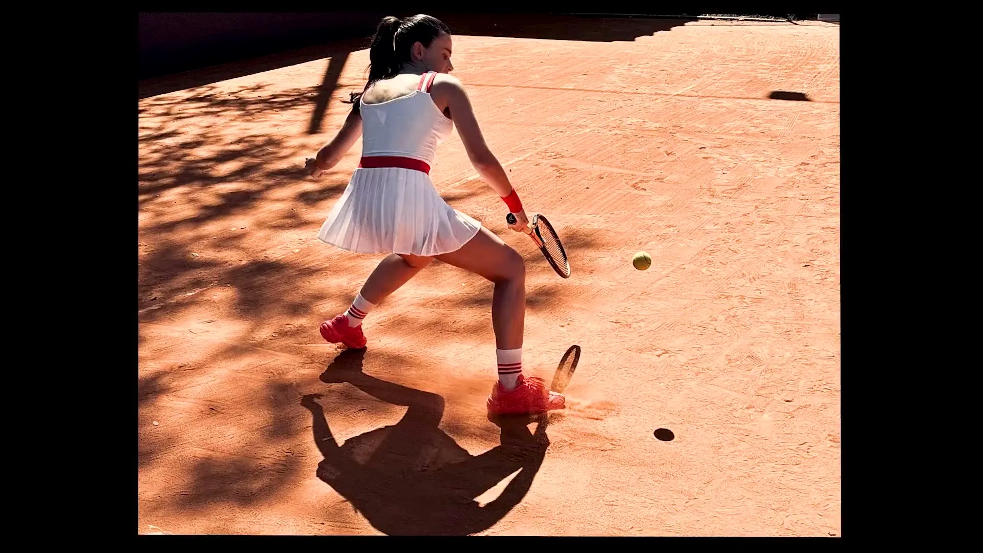 CLARO "iPhone Tennis Competition" (2026) commercial still