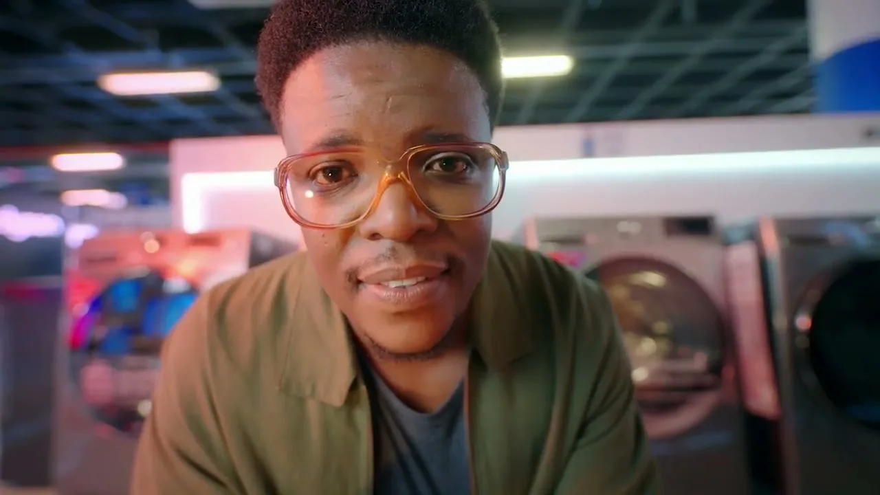 Mobicred "Shiny" (2026) commercial still