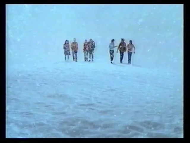 The Gap “Slow Down” (2001), frame 2
