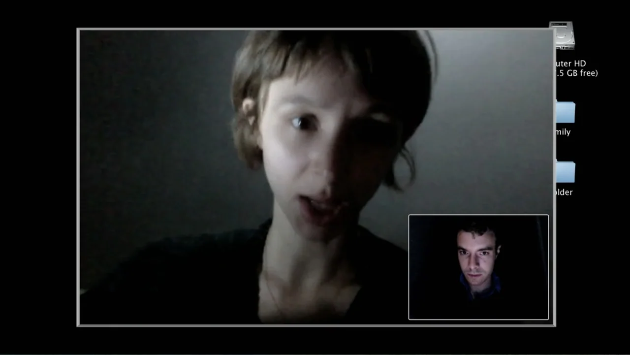 S-V/H/S: Un cortometraje de Las Crónicas del Miedo (2023) movie still: closeup — A computer interface displays a video call window within a dark…