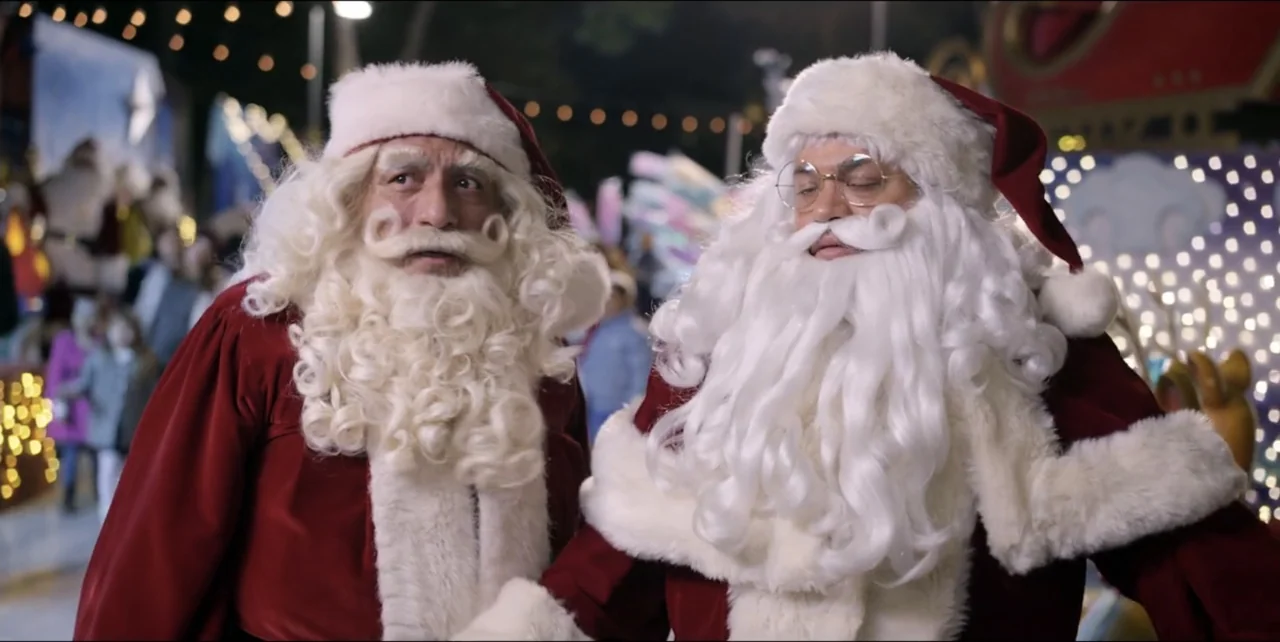 El sabor de la Navidad (2023) movie still: medium — An outdoor festive environment features numerous glowing lights and out-of-focus background…