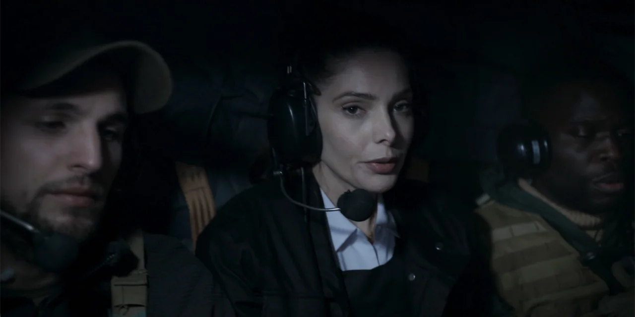 Mi última bala (1998) movie still: medium — A dimly lit interior cabin features three people wearing communication equipment. The individuals sit…