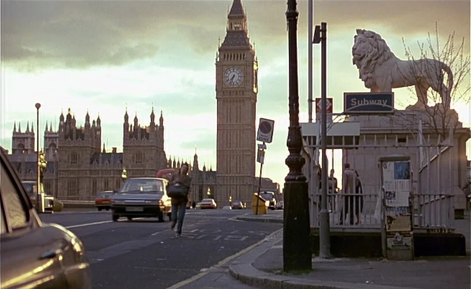 Jane B. par Agnès V. (1988) movie still: establishing — A London street scene features the Houses of Parliament and Big Ben in distance. A stone…