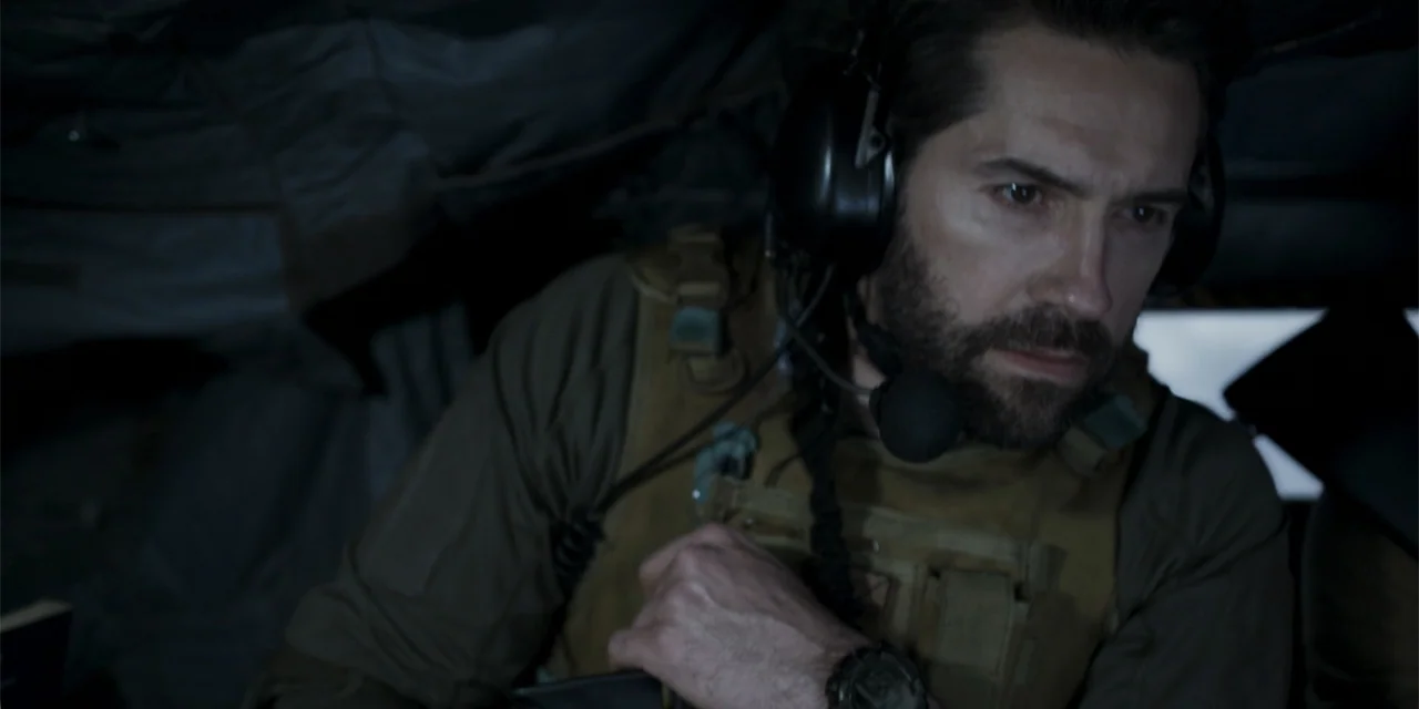 Mi última bala (1998) movie still: medium — A dark helicopter interior with limited light showing tactical equipment and interior walls. A man in…