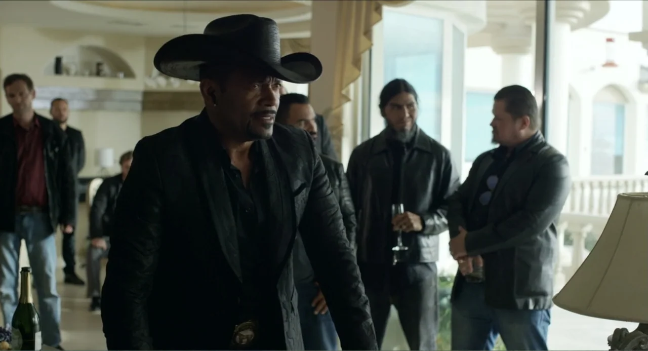 Instantes Capturados (2022) movie still: medium — A spacious interior room features beige walls and modern architectural details in the background.…
