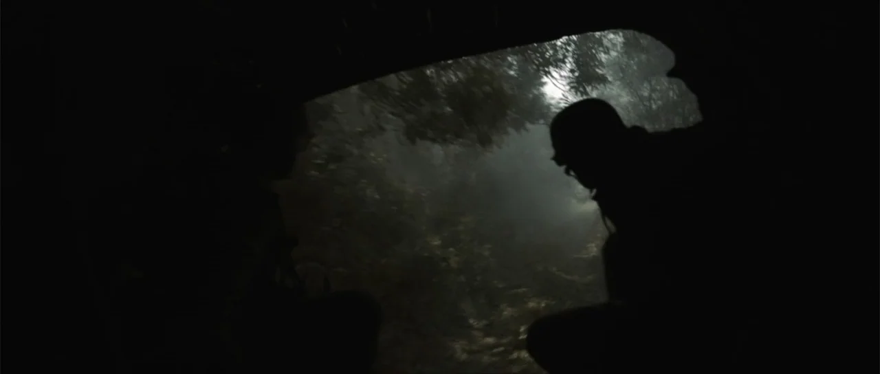 Sin retorno (2009) movie still: medium — Two figures in silhouette occupy the darkened cabin of a moving vehicle. Outside the window a dense foggy…