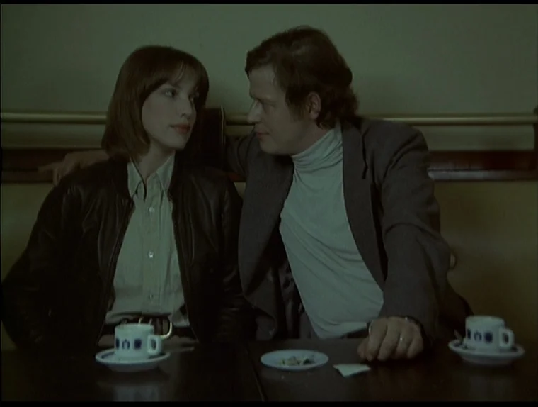 Love In The Afternoon (Chloe In The Afternoon) (L’amour l’après-midi) (1972) movie still: medium — A man and woman sit side by side in a diner booth…