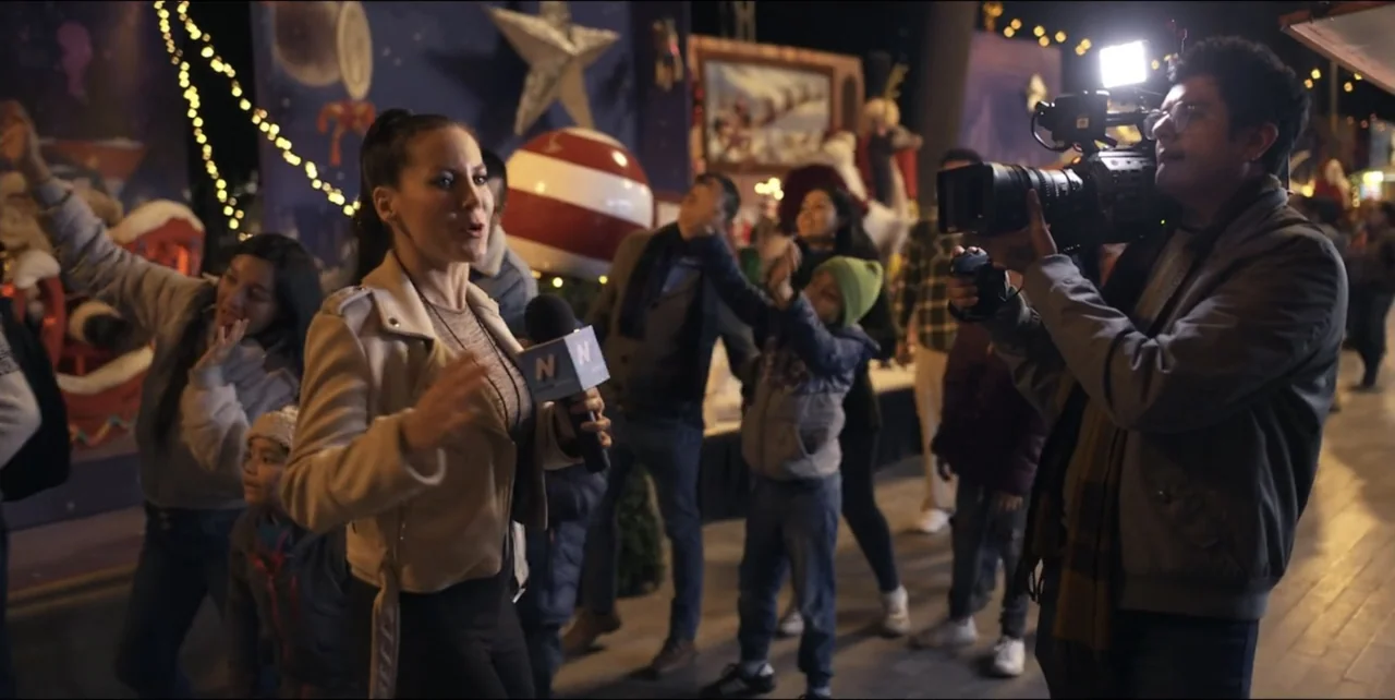 El sabor de la Navidad (2023) movie still: medium — A public outdoor square decorated with illuminated festive holiday ornaments and large star…